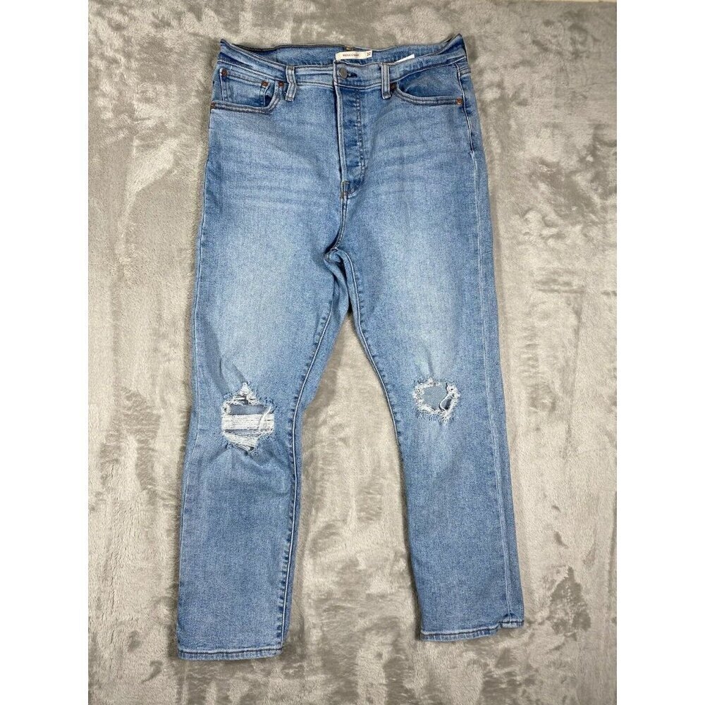 Levi’s Wedgie Straight Women’s Jeans Size 32 Distressed Light Wash Button Fly